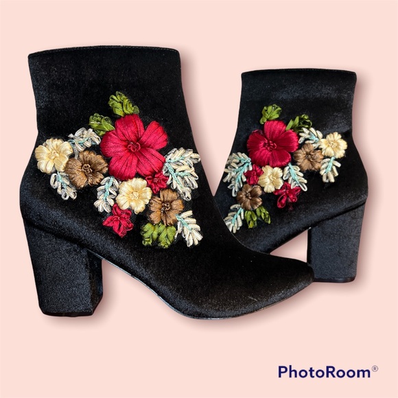 MackinJ Shoes - Adorable Black Flowered Booties